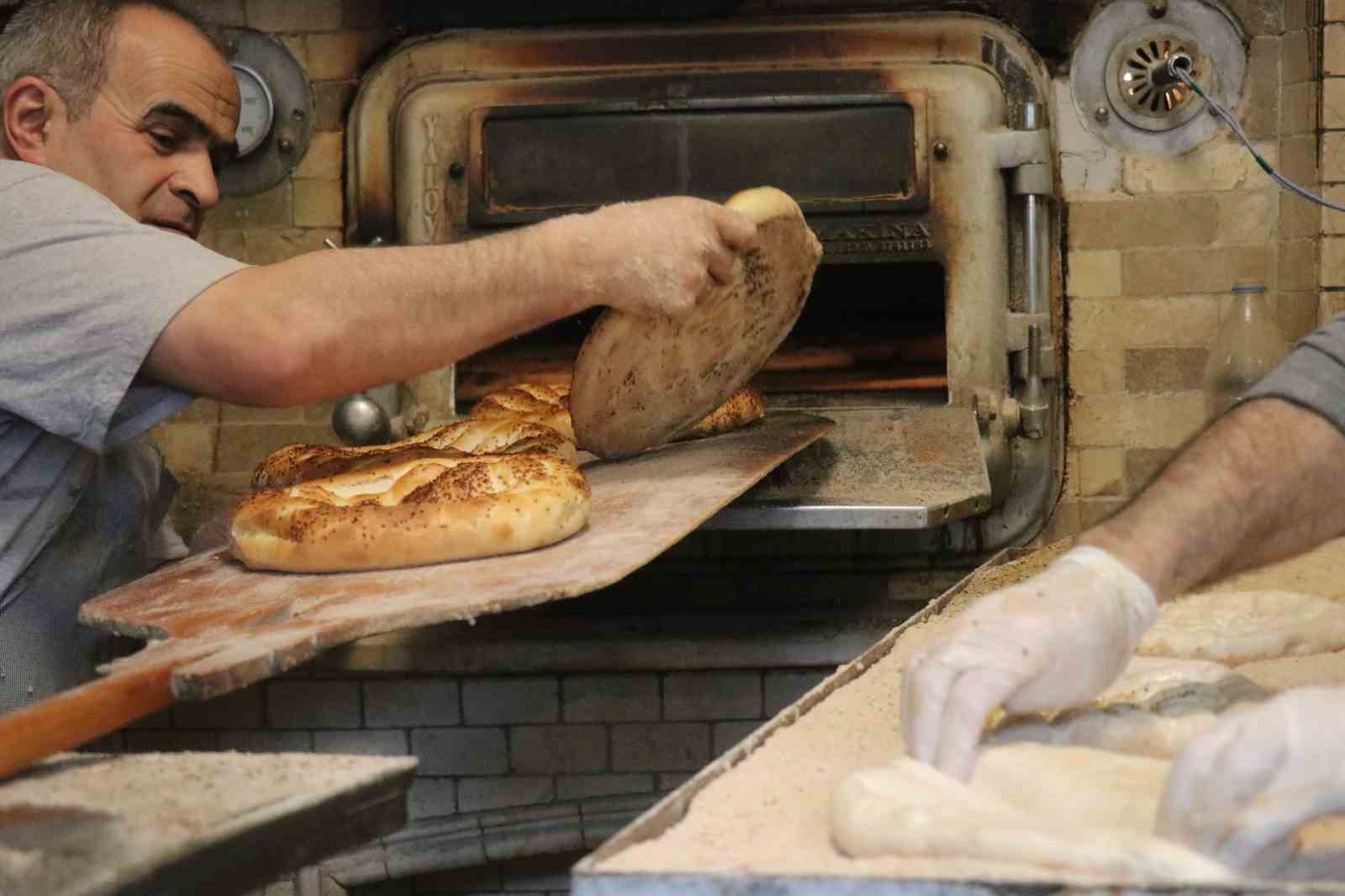 sakaryada ilk iftar oncesi metrelerce pide kuyrugu 1 GmPwAgRS