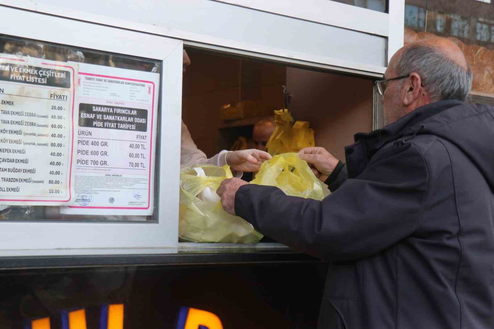 sakaryada ilk iftar oncesi metrelerce pide kuyrugu 2 6tKnVDzw