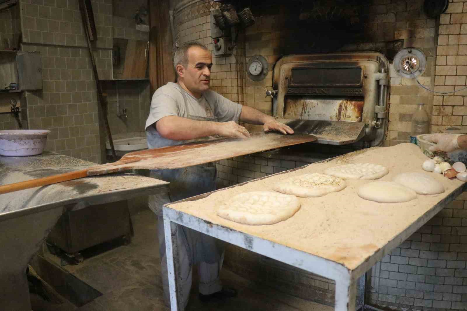 sakaryada ilk iftar oncesi metrelerce pide kuyrugu 3 mbgERC4F