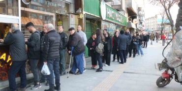 sakaryada-ilk-iftar-oncesi-metrelerce-pide-kuyrugu-lg1Vl3ja.jpg
