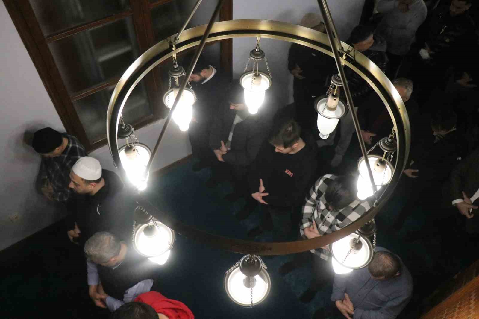 sakaryada ilk teravih namazi eda edildi 4 AU2Hb9QL