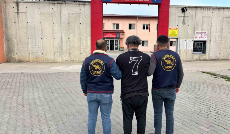 sakaryada-jandarma-suclulara-goz-actirmadi-1-haftada-307-aranan-sahis-yakalandi-k9ZyarWp.jpg