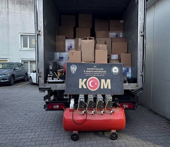 Sakarya’da kaçak sigara ve sahte alkol operasyonu: 3 gözaltı 11 sakaryada kacak sigara ve sahte alkol operasyonu 3 gozalti 7 ICDEXIb2