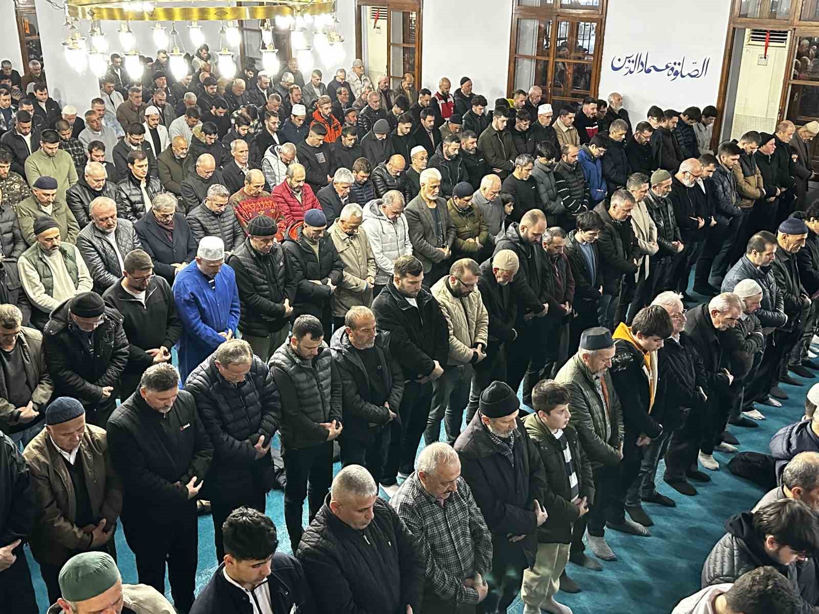 sakaryada kadir gecesinde vatandaslar camilere akin etti 2 GwzRAM2G