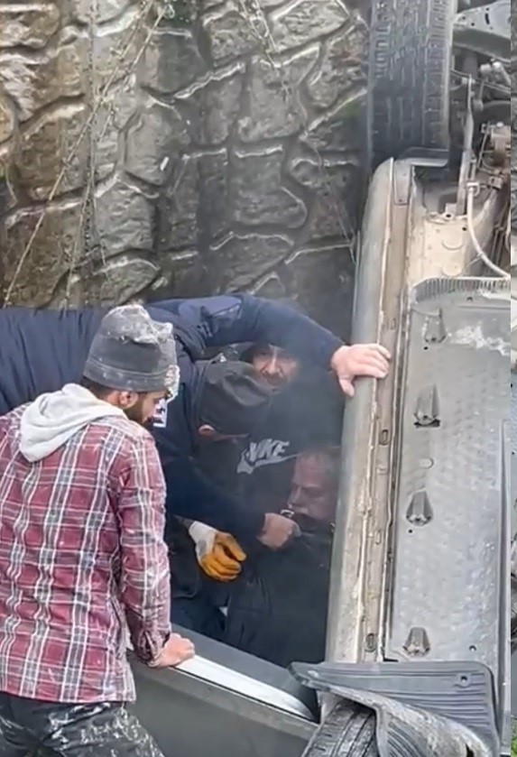 sakaryada kanala ucan aracin surucusu yaralandi 2 ICLgj7e4