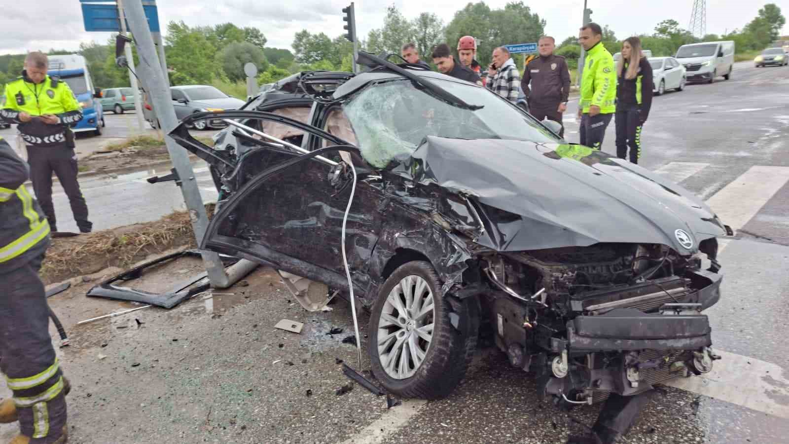 sakaryada otomobil minibus ve tir carpisti 4u agir 6 yarali 0 TbD7Gwj2