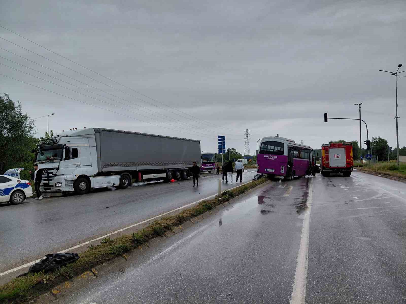 sakaryada otomobil minibus ve tir carpisti 4u agir 6 yarali 1