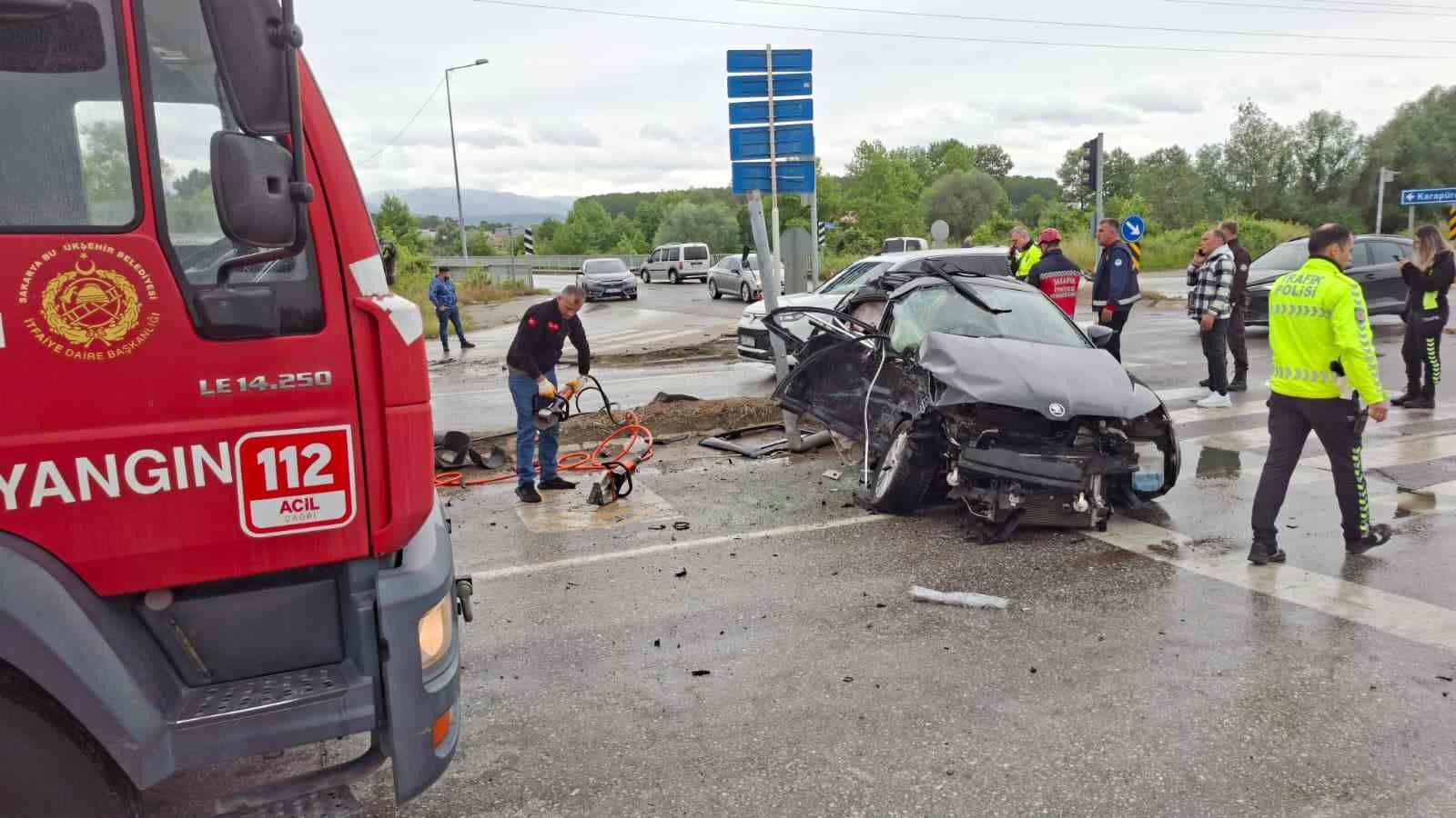 sakaryada otomobil minibus ve tir carpisti 4u agir 6 yarali 2 Yr5WQsrP