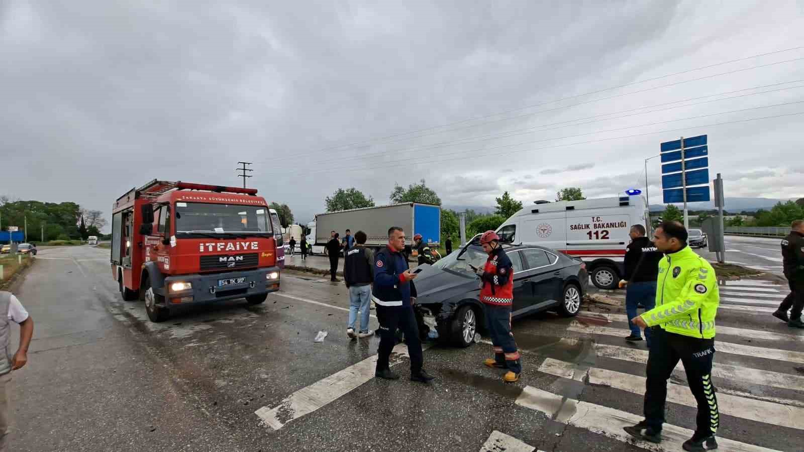 sakaryada otomobil minibus ve tir carpisti 4u agir 6 yarali 3 whnmjQq2