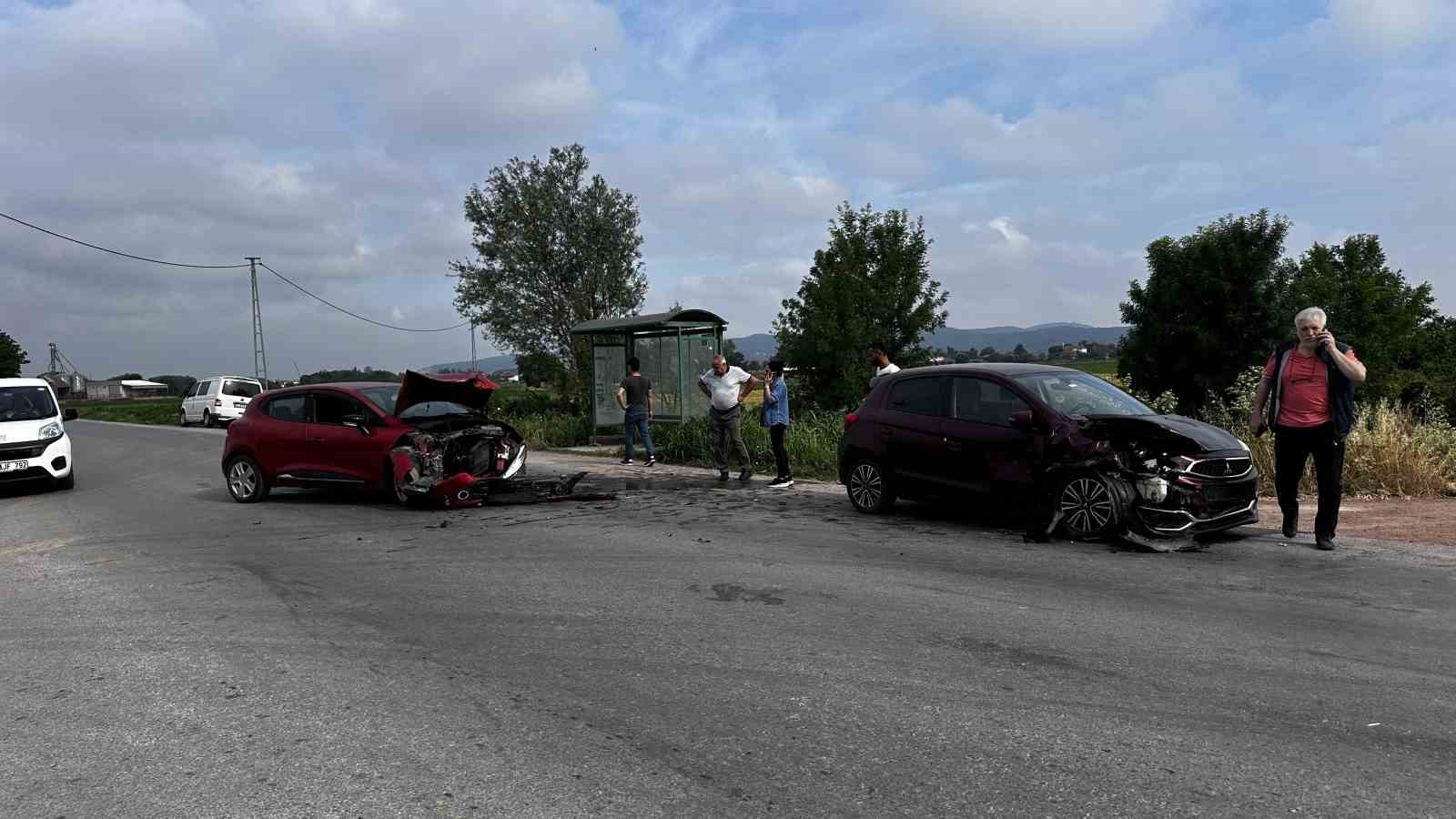 sakaryada otomobiller kafa kafaya carpisti kazada yaralanan olmadi 2 CwthNq3R