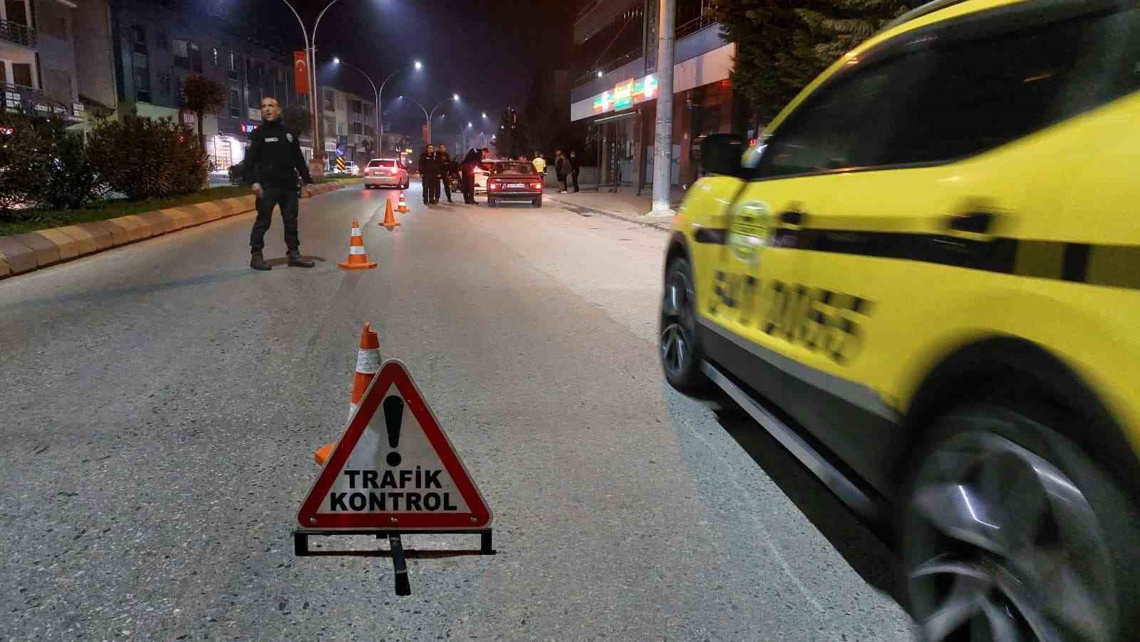 Sakarya’da polis uygulamasında ruhsatsız silah ele geçirildi 8 sakaryada polis uygulamasinda ruhsatsiz silah ele gecirildi 4 IBdwnGdz
