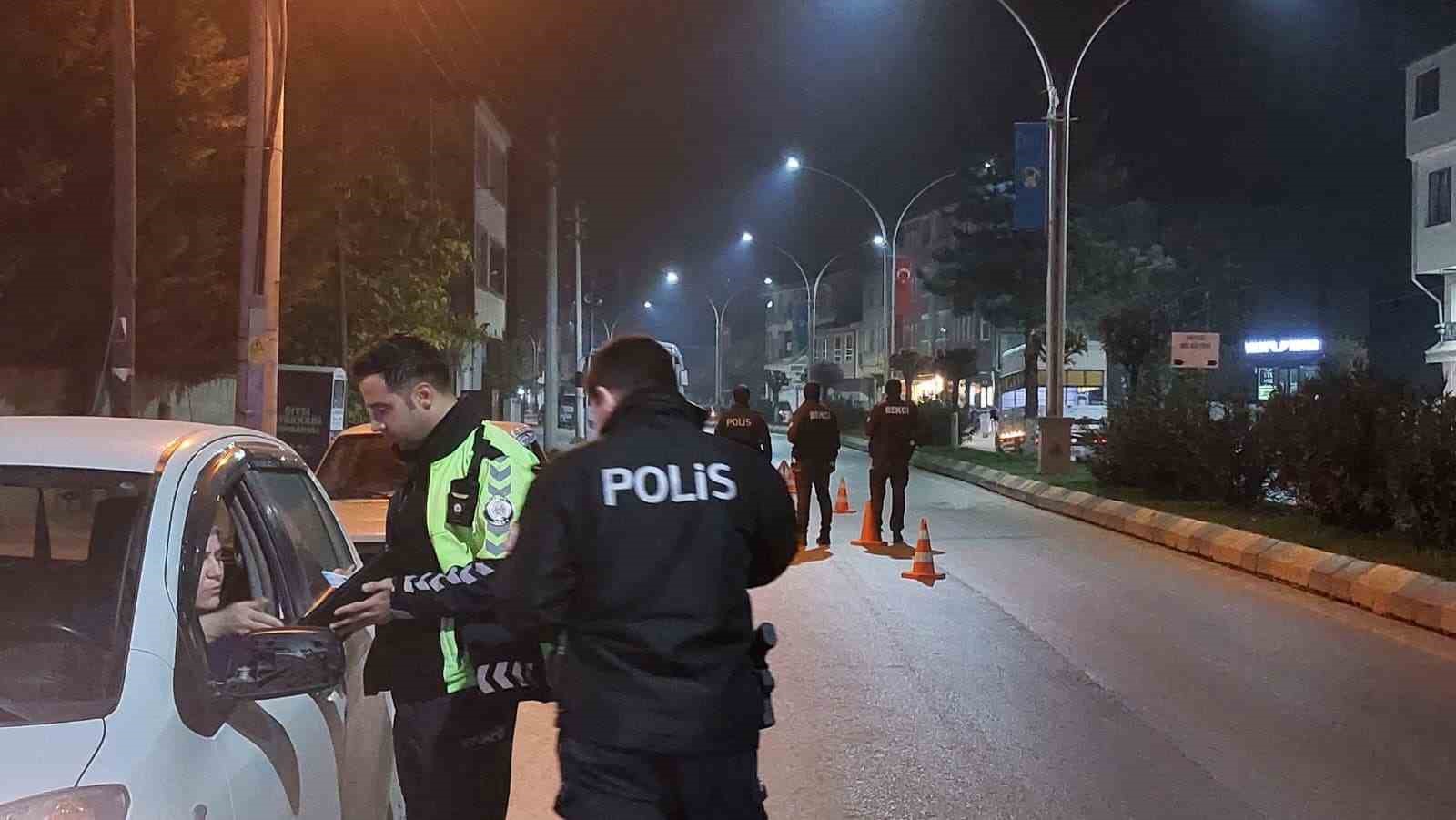 Sakarya’da polis uygulamasında ruhsatsız silah ele geçirildi 9 sakaryada polis uygulamasinda ruhsatsiz silah ele gecirildi 5