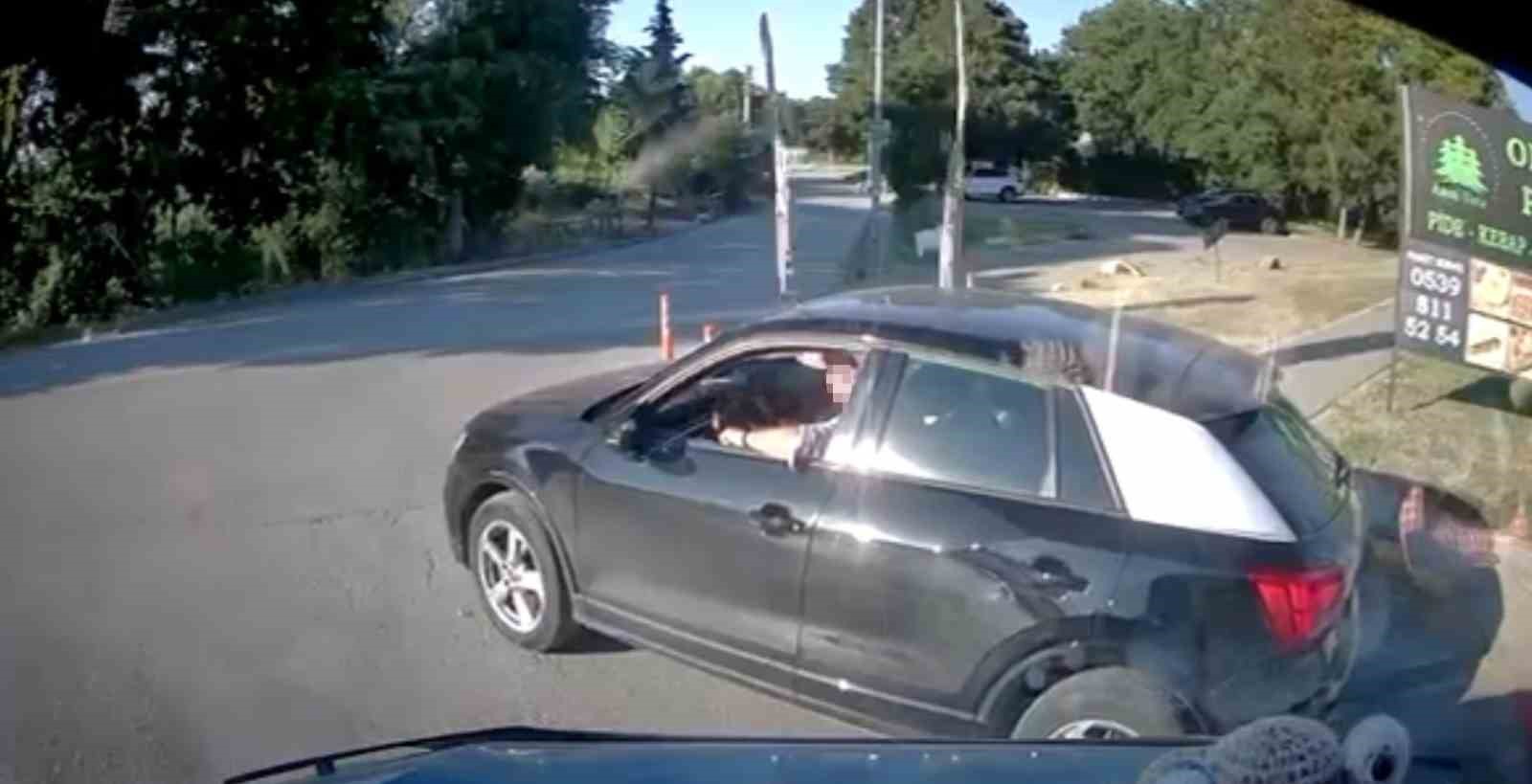 Sakarya’da savcı ile minibüs şoförünün trafikteki kavgası kamerada 6 sakaryada savci ile minibus soforunun trafikteki kavgasi kamerada 2 FMQOLqpm
