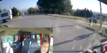 sakaryada-savci-ile-minibus-soforunun-trafikteki-kavgasi-kamerada-tpAOIWNh.jpg