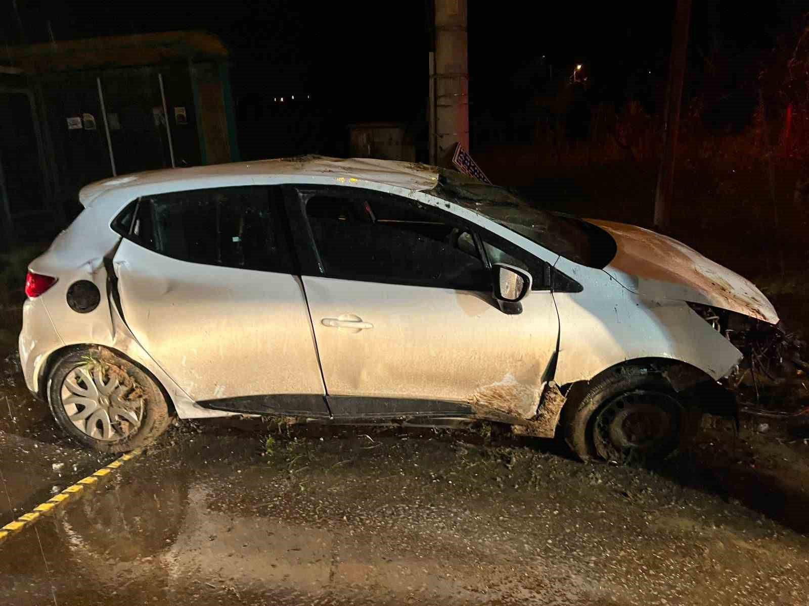 sakaryada takla atan otomobilde sikisan surucu yaralandi 0 7BI8ygCQ