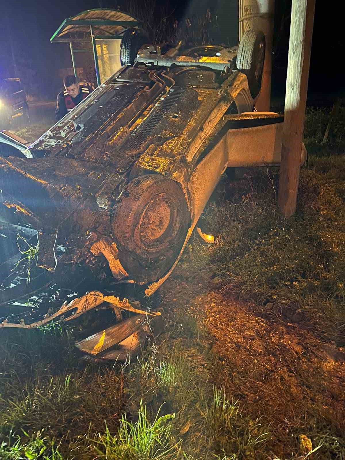 sakaryada takla atan otomobilde sikisan surucu yaralandi 1 Y6yaAAY9