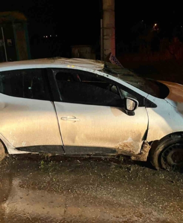 sakaryada-takla-atan-otomobilde-sikisan-surucu-yaralandi-l1KItrUe.jpg
