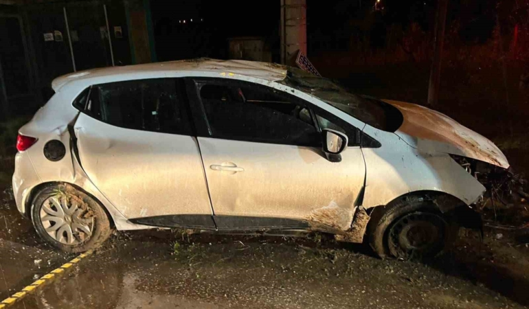 sakaryada-takla-atan-otomobilde-sikisan-surucu-yaralandi-l1KItrUe.jpg