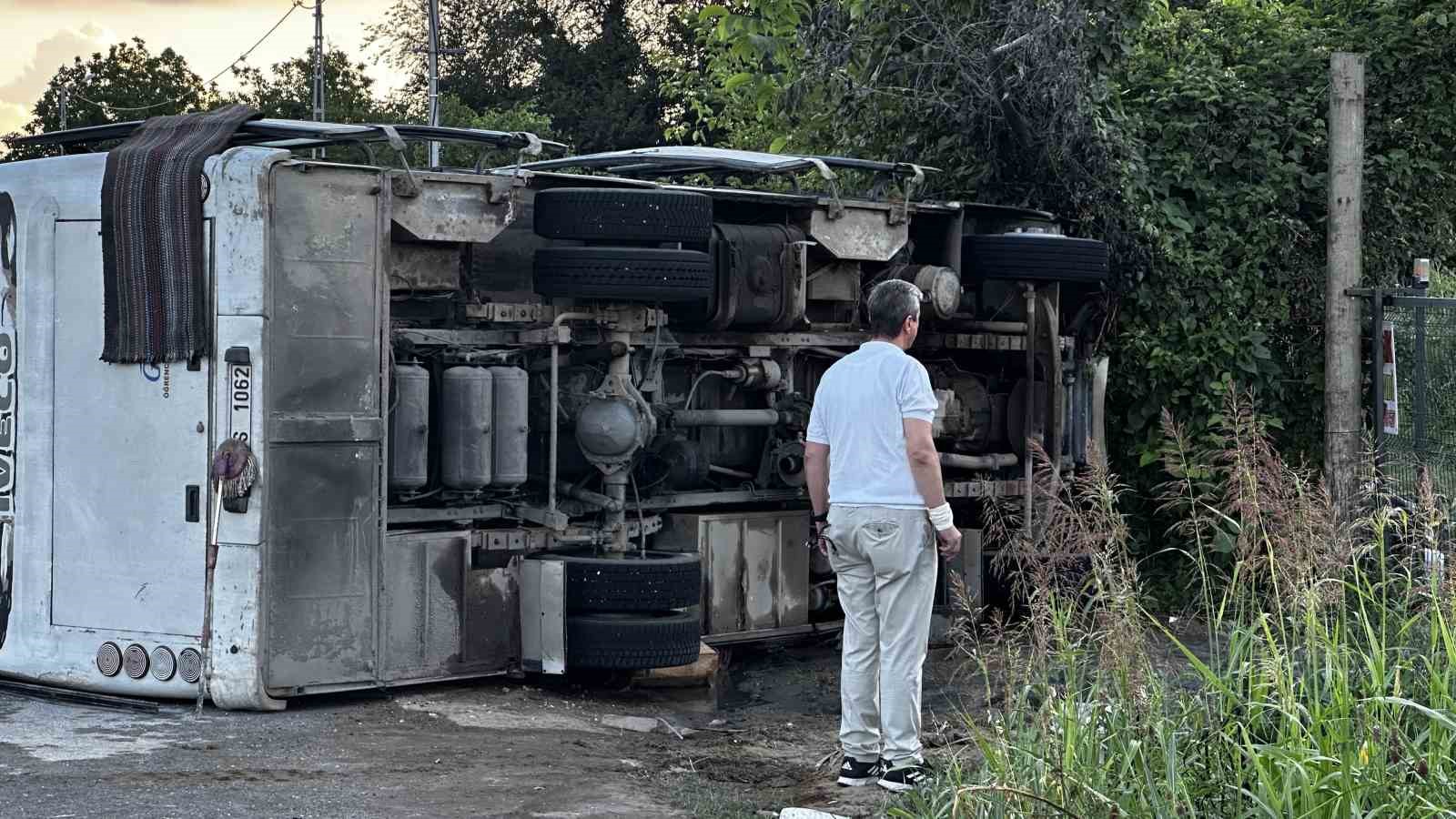 sakaryada tir ile carpisan isci midibusu devrildi 13 yarali 0 s5M4VzEn