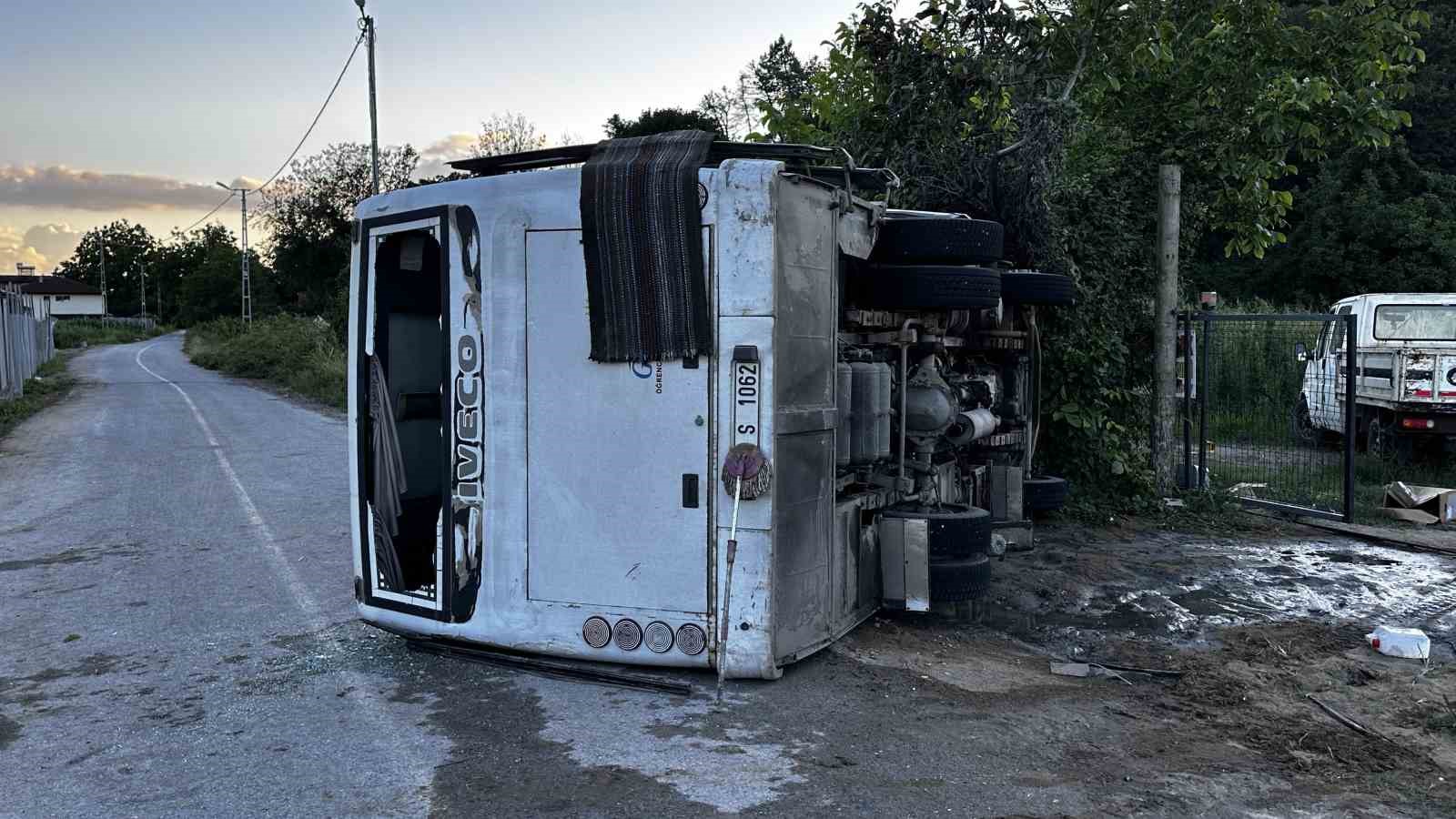 sakaryada tir ile carpisan isci midibusu devrildi 13 yarali 2 UhE82fIU