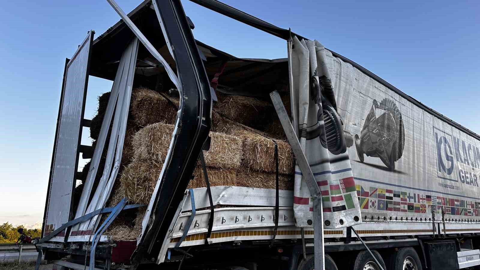 sakaryada tir ile carpisan isci midibusu devrildi 13 yarali 5 n2eYaEjF