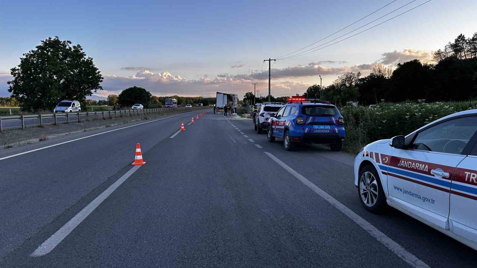 sakaryada tir ile carpisan isci midibusu devrildi 13 yarali 6 OzqU5gLh