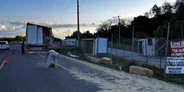 sakaryada-tir-ile-carpisan-isci-midibusu-devrildi-13-yarali-S8zGcDmG.jpg
