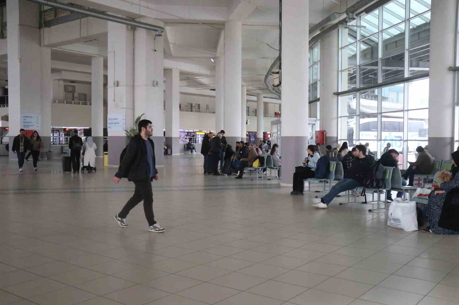 sakaryada tren istasyonu ve otogarda arife sakinligi 5 OsGzmmX6