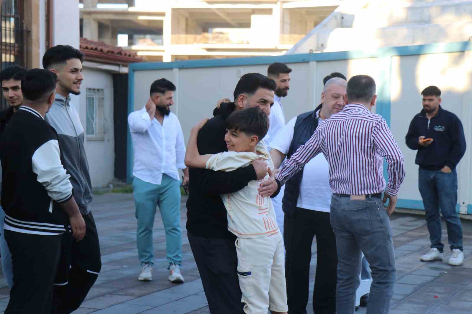 Sakarya’da vatandaşlar bayram namazı için camileri doldurdu 4 sakaryada vatandaslar bayram namazi icin camileri doldurdu 0 YlyeC8Hd