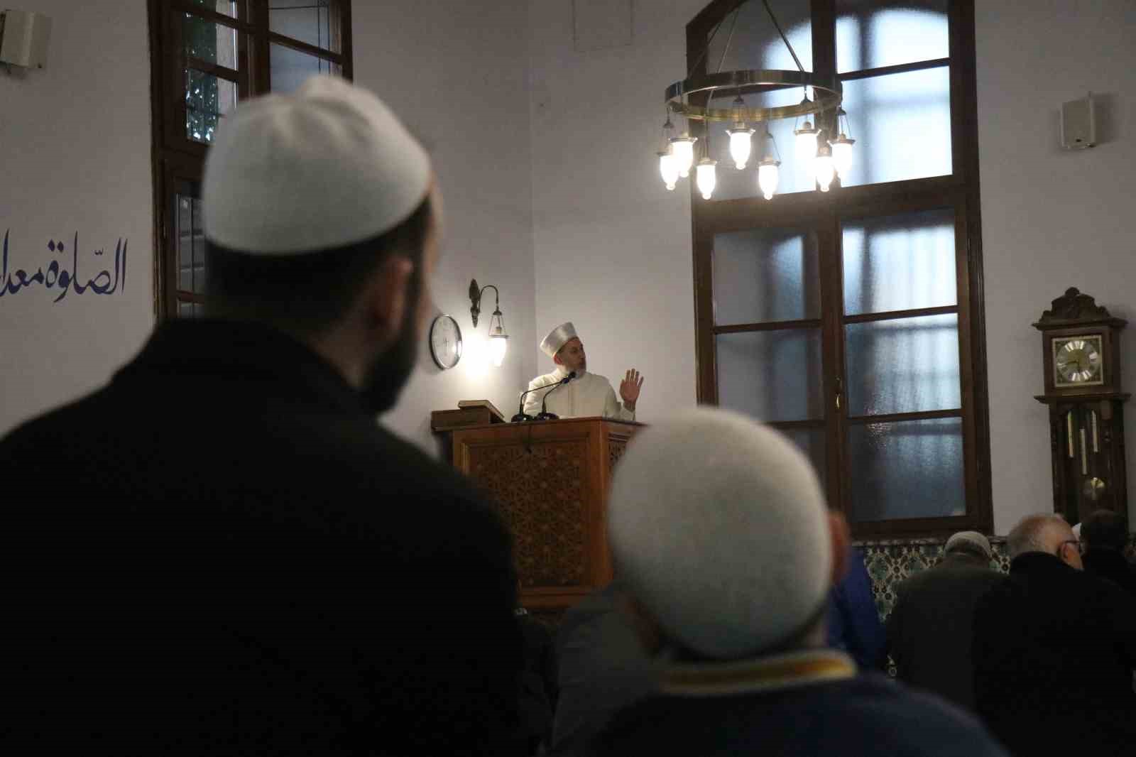 Sakarya’da vatandaşlar bayram namazı için camileri doldurdu 5 sakaryada vatandaslar bayram namazi icin camileri doldurdu 1 O95yWpIn