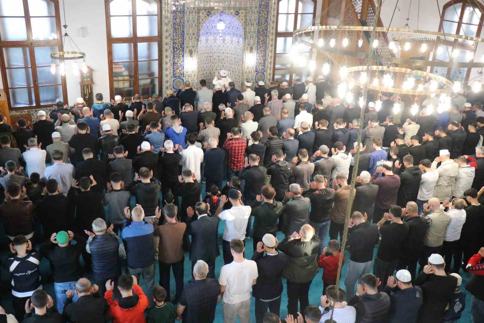 Sakarya’da vatandaşlar bayram namazı için camileri doldurdu 6 sakaryada vatandaslar bayram namazi icin camileri doldurdu 2 3pOE5jqM