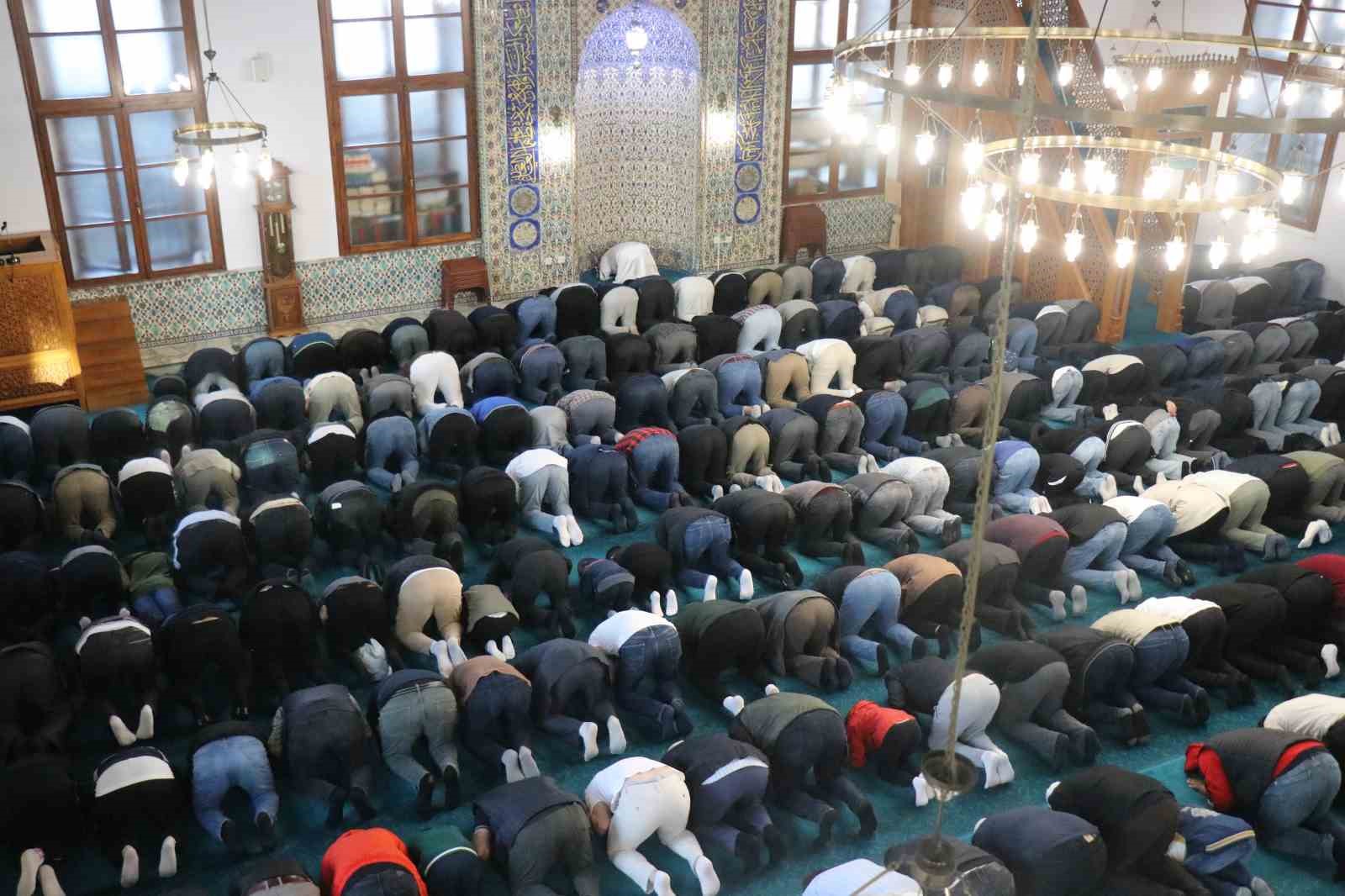 Sakarya’da vatandaşlar bayram namazı için camileri doldurdu 7 sakaryada vatandaslar bayram namazi icin camileri doldurdu 3 db5Bkfel