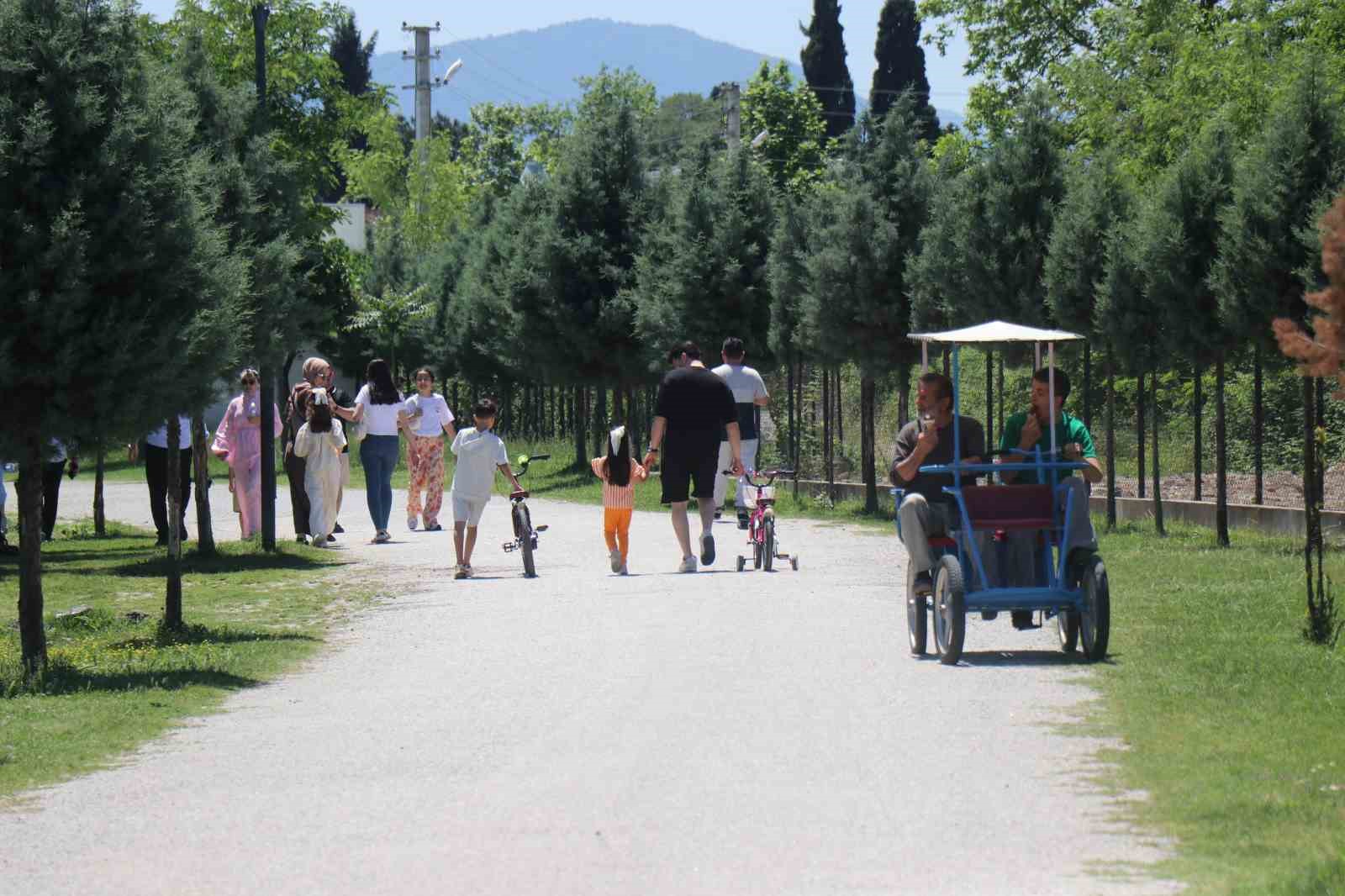 sakaryada vatandaslar bayramin ilk gununde tabiat parklarina akin etti 0 gMcPay3Y