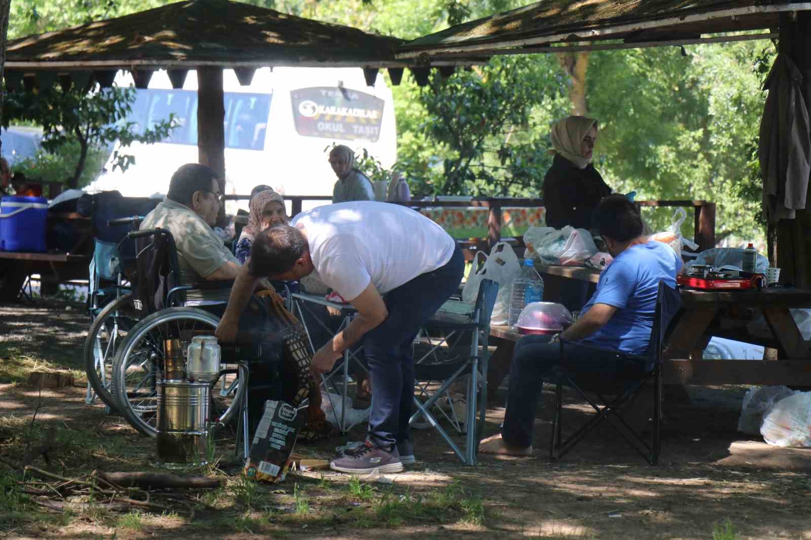sakaryada vatandaslar bayramin ilk gununde tabiat parklarina akin etti 4 gbiwWumM