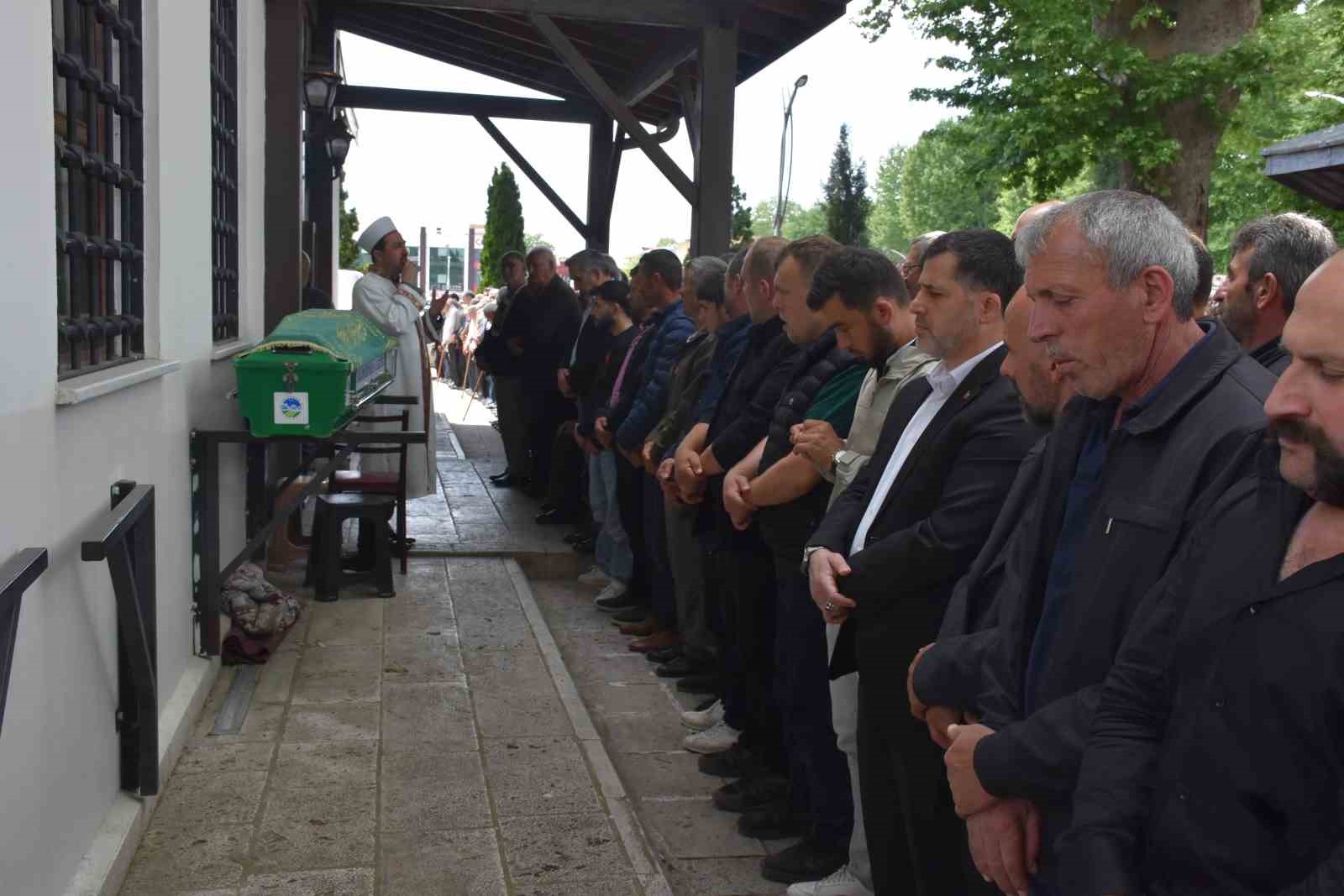 Sakarya’daki fabrika patlamasında hayatını kaybeden işçi toprağa verildi 4 sakaryadaki fabrika patlamasinda hayatini kaybeden isci topraga verildi 0 5niz1YQs