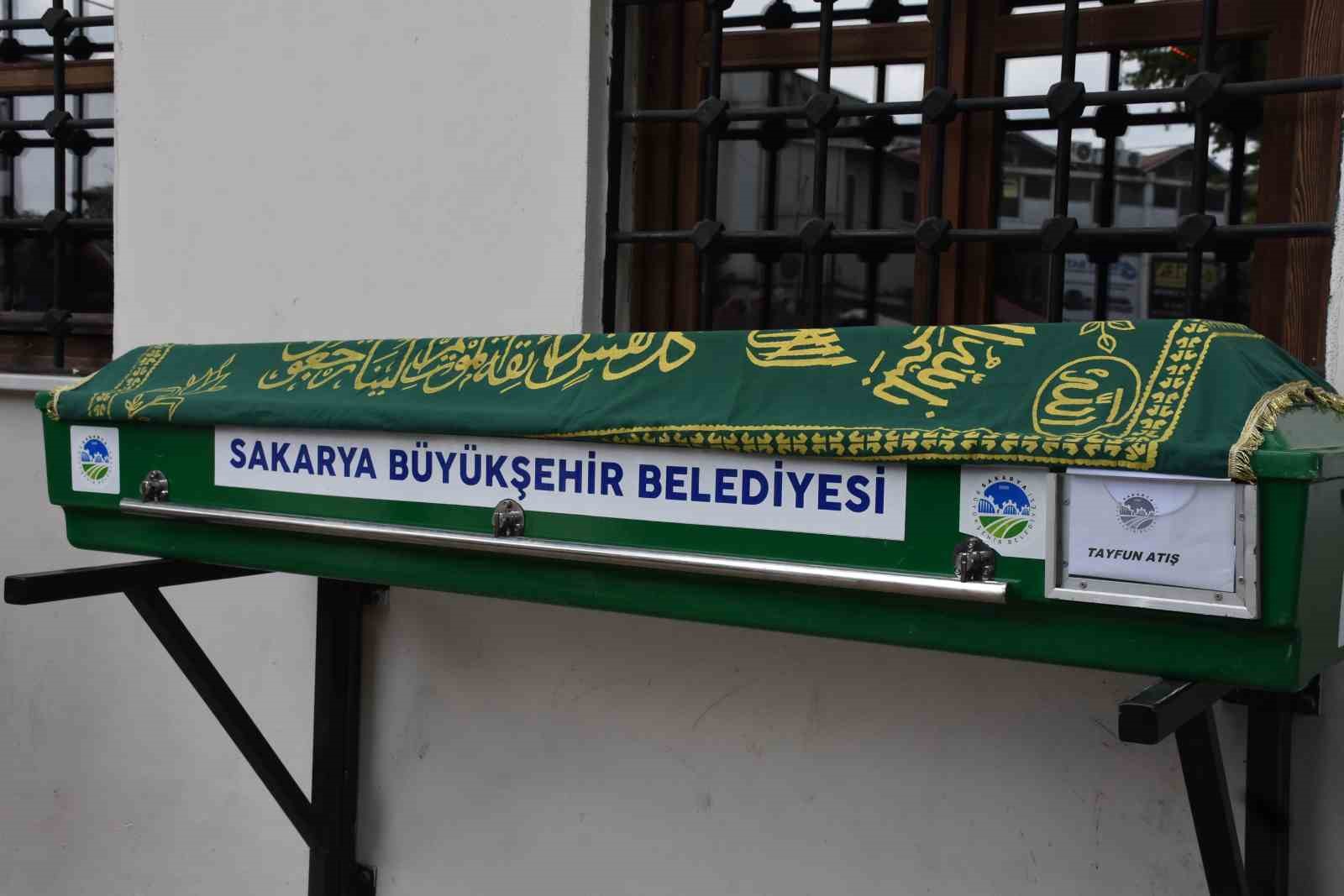 Sakarya’daki fabrika patlamasında hayatını kaybeden işçi toprağa verildi 5 sakaryadaki fabrika patlamasinda hayatini kaybeden isci topraga verildi 1 5GSvigZ4