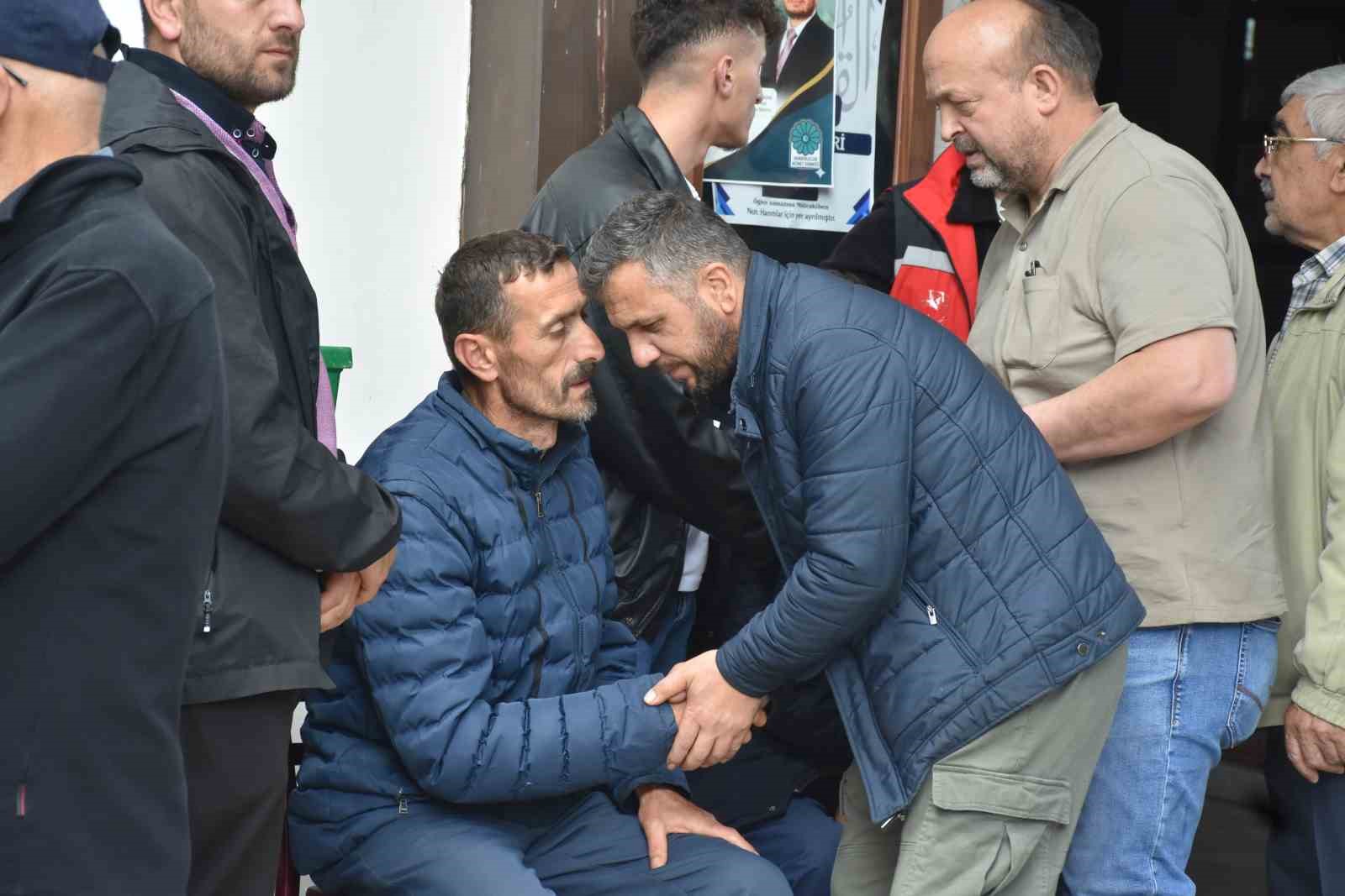 Sakarya’daki fabrika patlamasında hayatını kaybeden işçi toprağa verildi 6 sakaryadaki fabrika patlamasinda hayatini kaybeden isci topraga verildi 2 Ie44ygYa