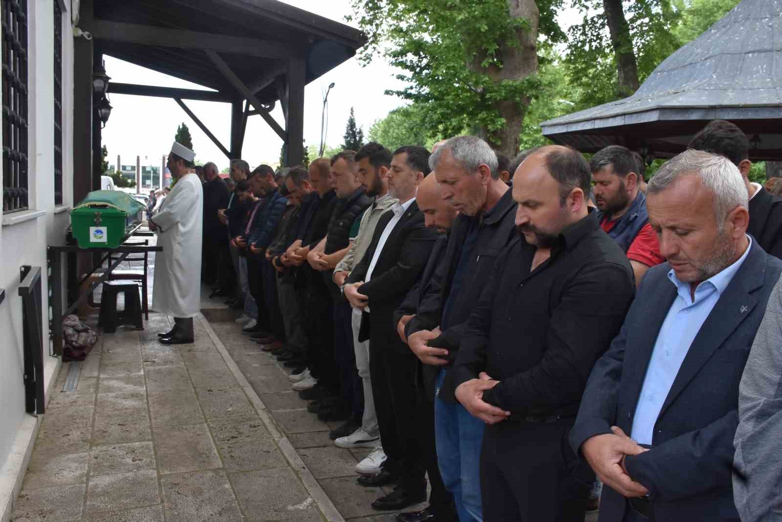 Sakarya’daki fabrika patlamasında hayatını kaybeden işçi toprağa verildi 9 sakaryadaki fabrika patlamasinda hayatini kaybeden isci topraga verildi 5 H5aM738I