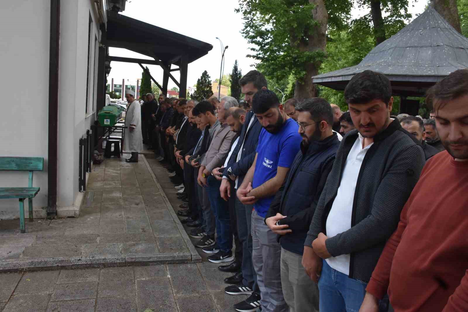 Sakarya’daki fabrika patlamasında hayatını kaybeden işçi toprağa verildi 10 sakaryadaki fabrika patlamasinda hayatini kaybeden isci topraga verildi 6 5GlUXdbH