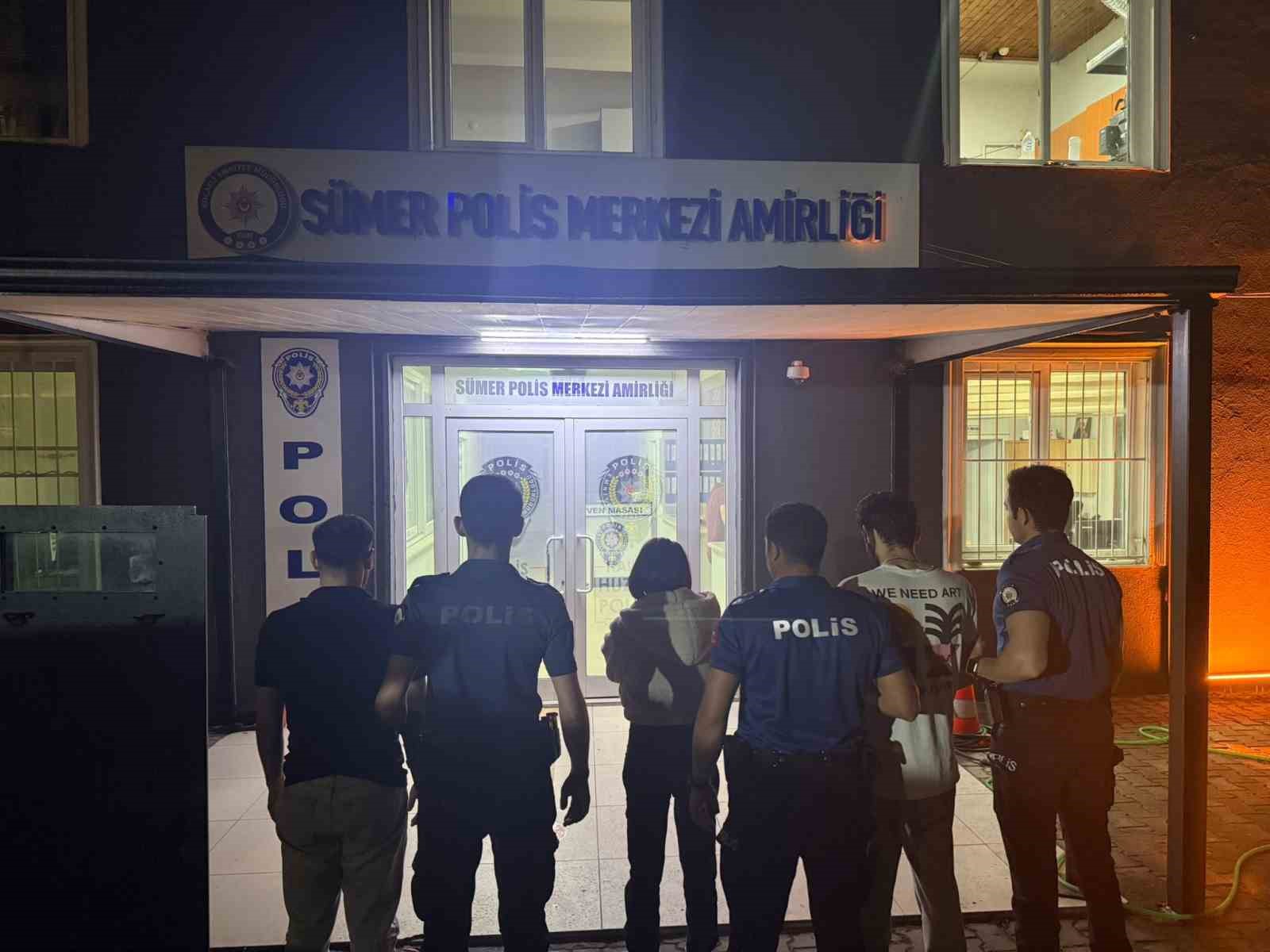 sakaryadan kocaeliye gelen aracta uyusturucu ele gecirildi 3 gozalti 0 SlprGiEP