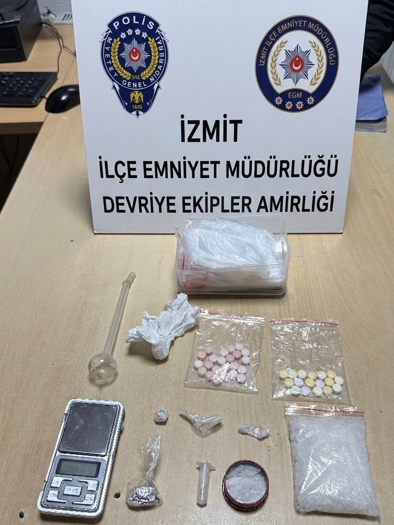 sakaryadan kocaeliye gelen aracta uyusturucu ele gecirildi 3 gozalti 1 bN232P7d