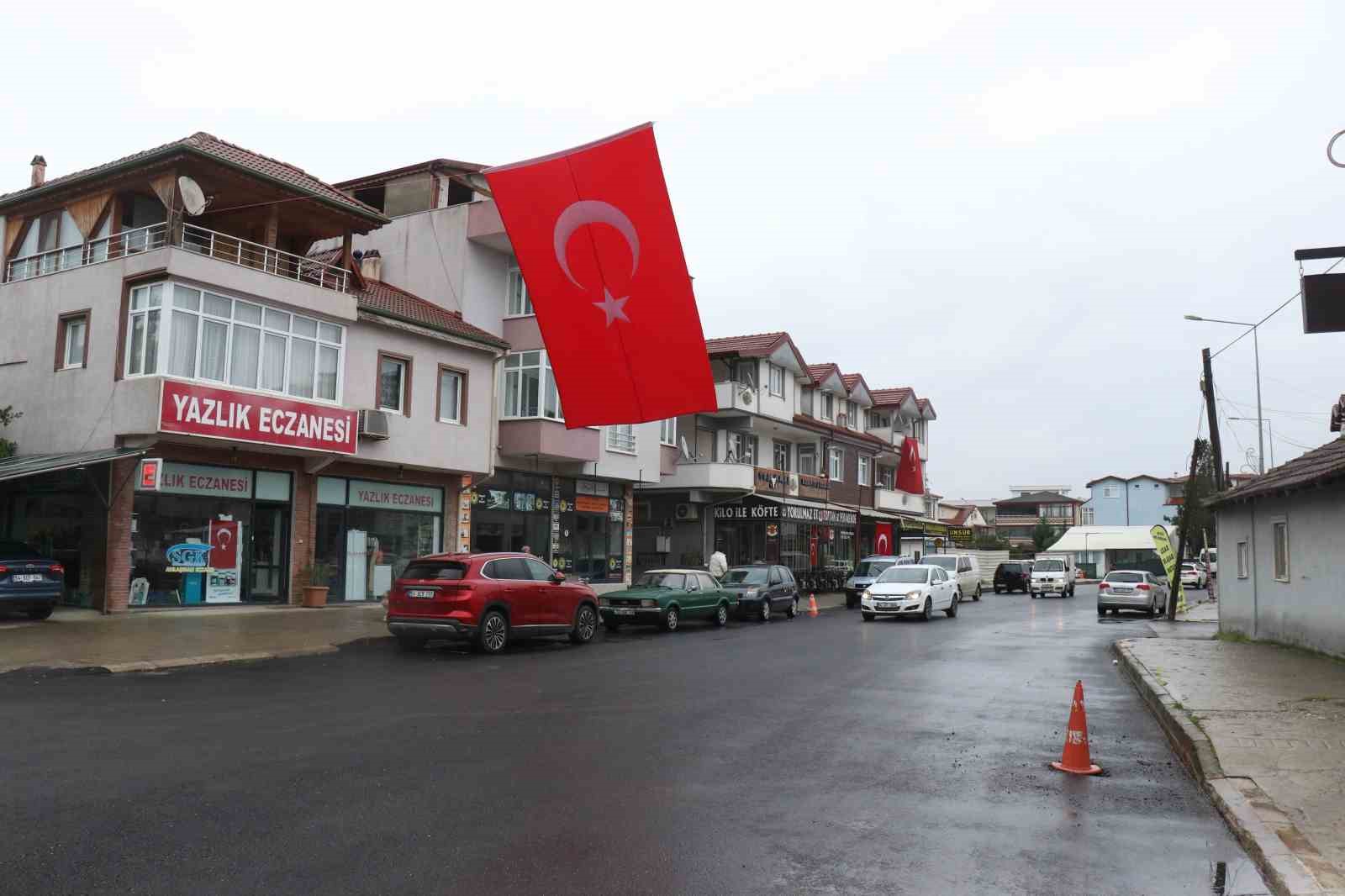 sakaryali sehidin mahallesi turk bayraklariyla donatildi 1