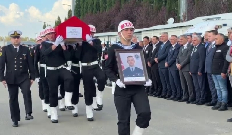 sakaryali-sehit-kocaeli-cengiz-topel-havalimaninda-torenle-karsilandi-rt1d8Vaw.jpg