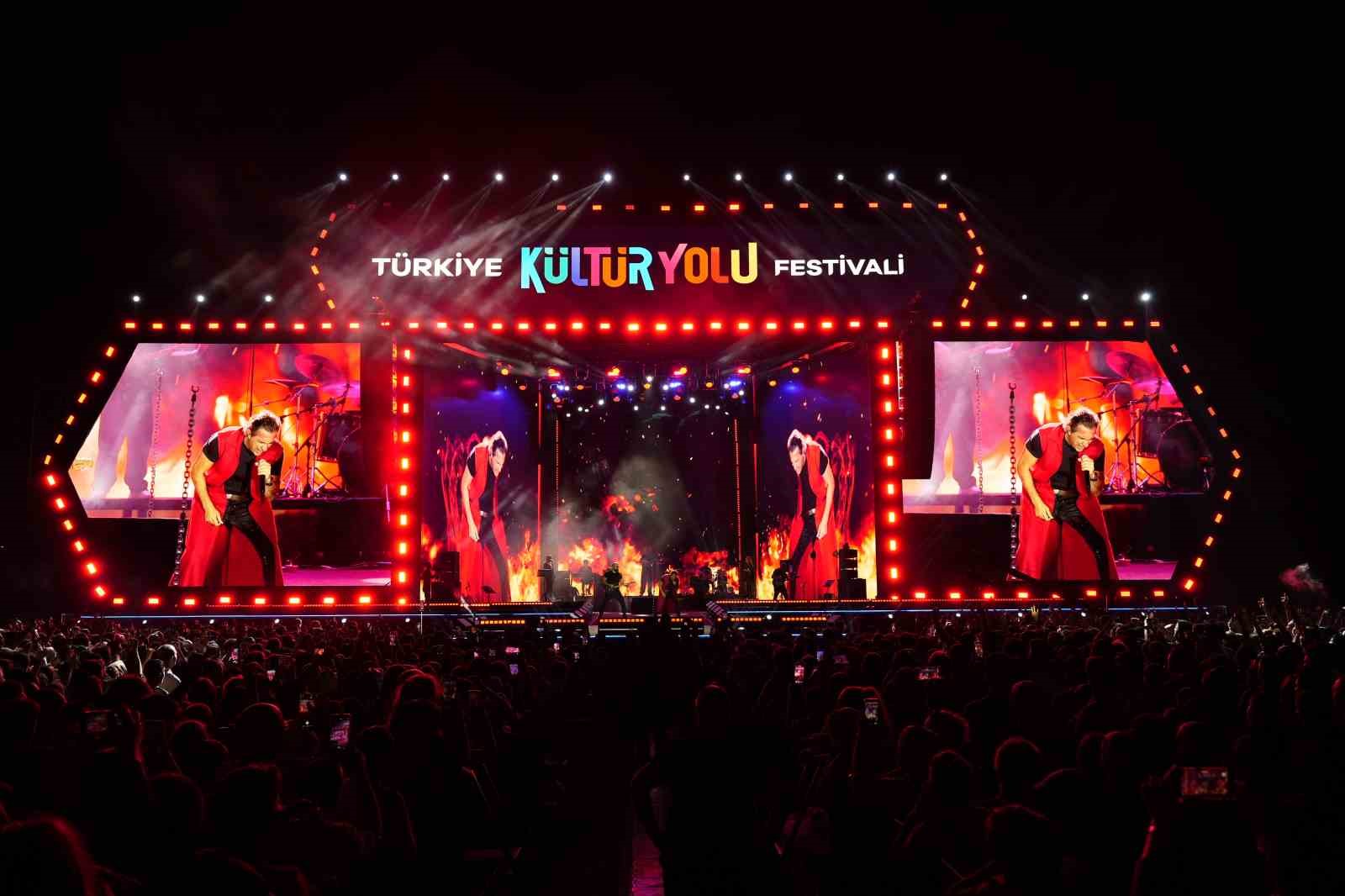 sakaryalilar festivalin son gununde kirac ile costu 1 avtdMeCU