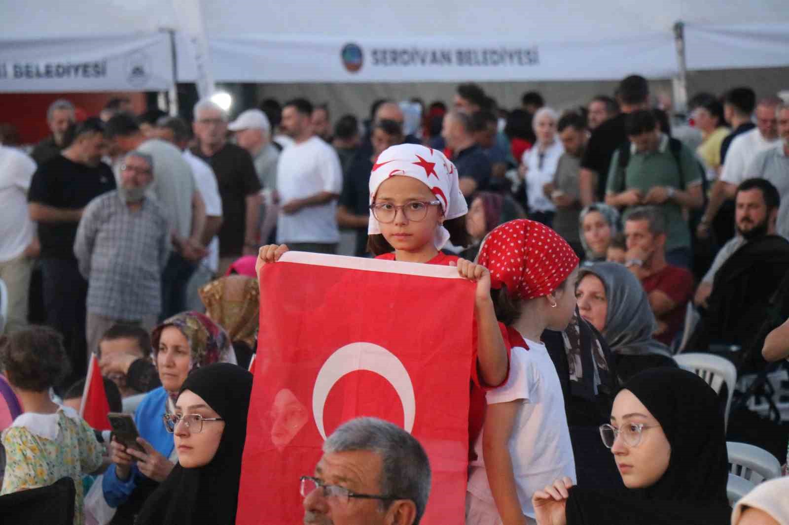 Sakaryalılar, hain darbe girişiminin 10. yılında yeniden tek yürek oldu 4 sakaryalilar hain darbe girisiminin 10 yilinda yeniden tek yurek oldu 0