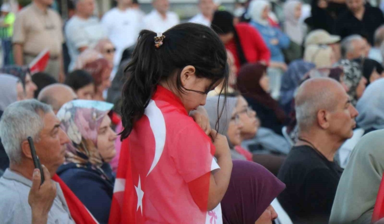 sakaryalilar-hain-darbe-girisiminin-10-yilinda-yeniden-tek-yurek-oldu-IYkCcI8l.jpg