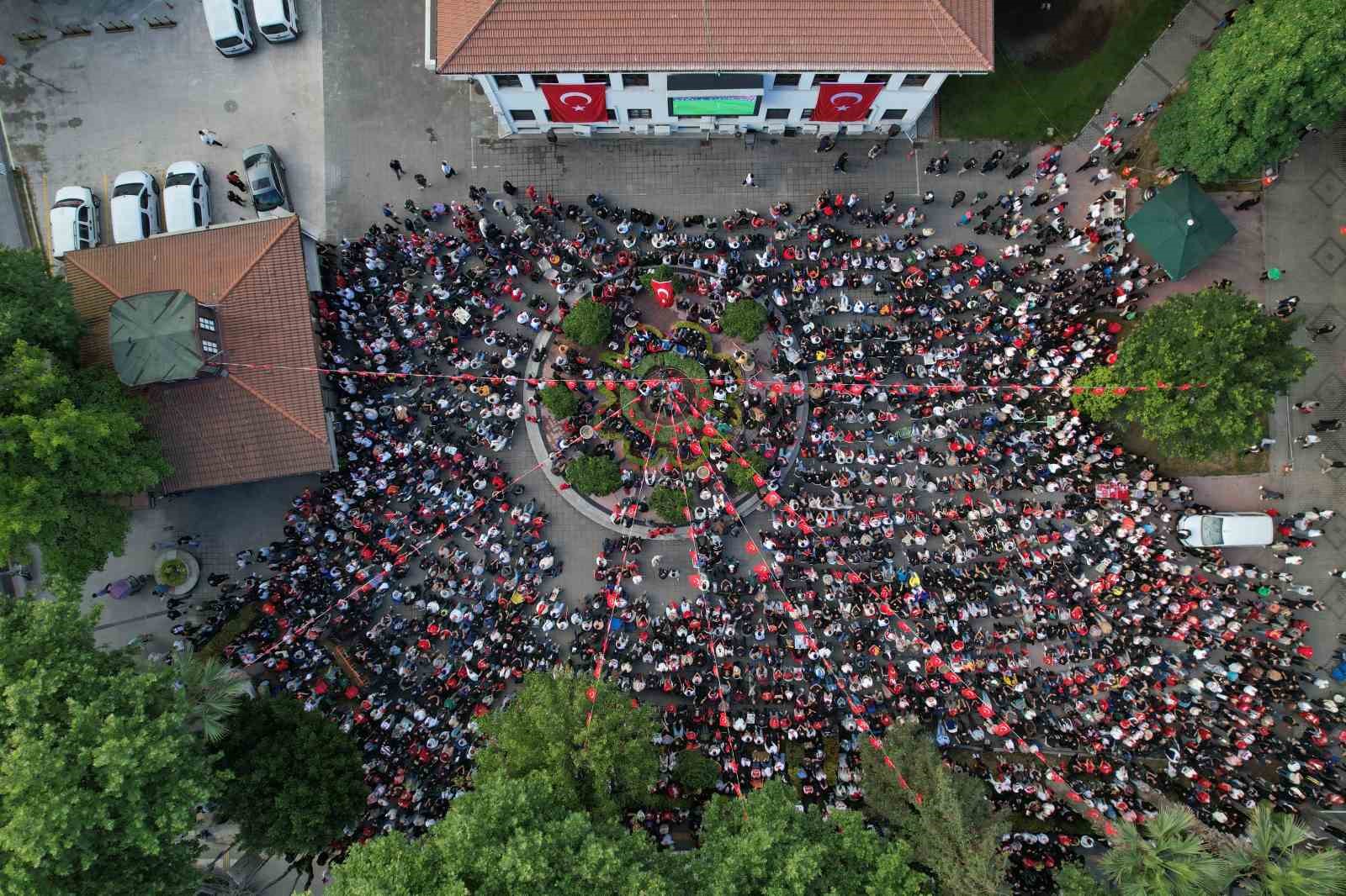 sakaryalilar kirmizi beyazlari giyip dev ekranda milli takim heyecani yasadi 0 vtnh84yM