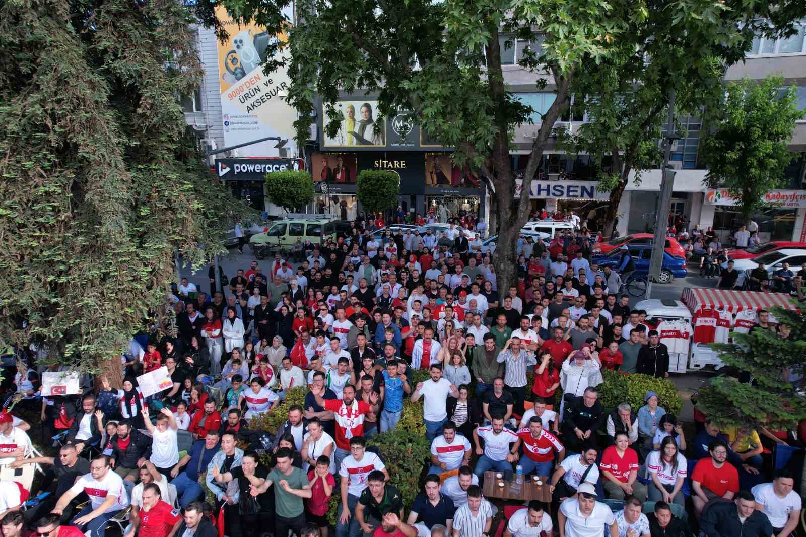 sakaryalilar kirmizi beyazlari giyip dev ekranda milli takim heyecani yasadi 1