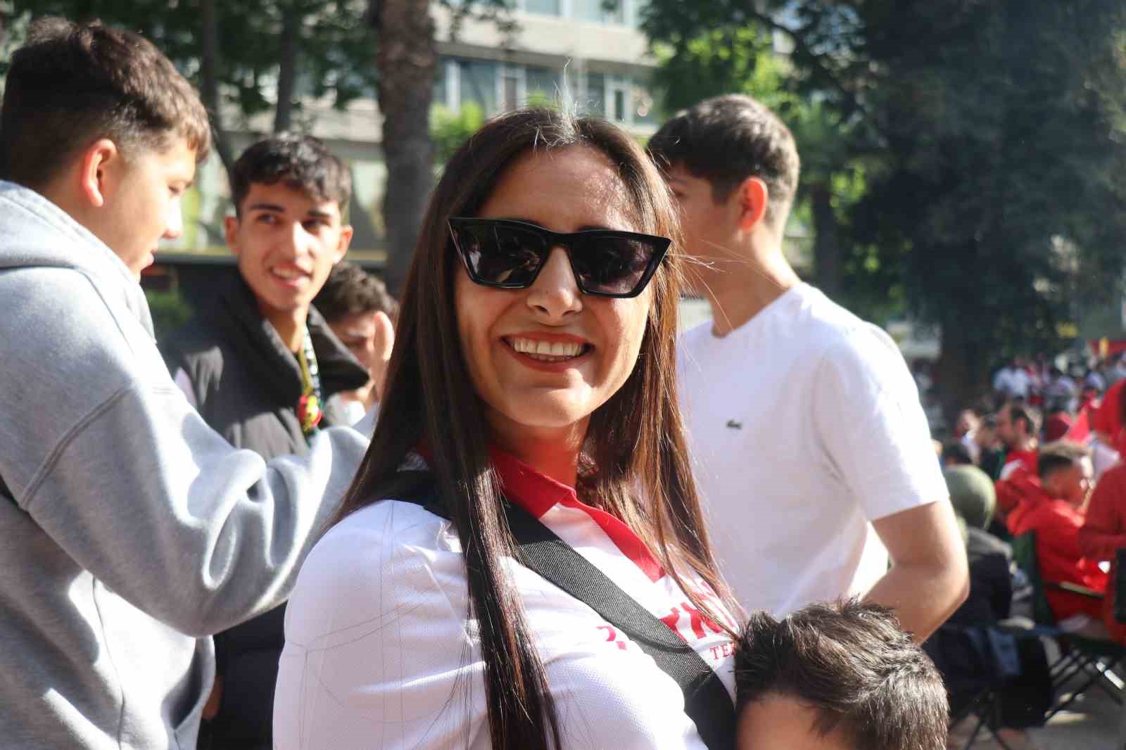 sakaryalilar kirmizi beyazlari giyip dev ekranda milli takim heyecani yasadi 10 WfWkFaJg