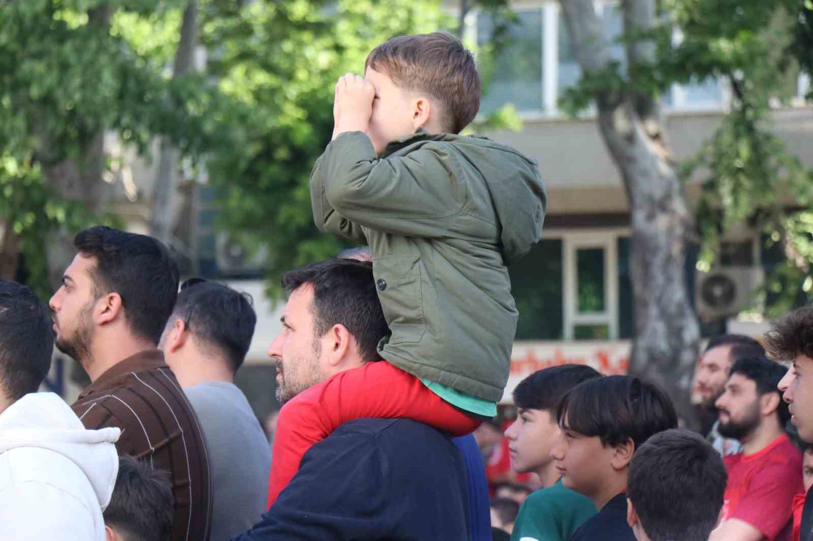 sakaryalilar kirmizi beyazlari giyip dev ekranda milli takim heyecani yasadi 11 NViZsVmm